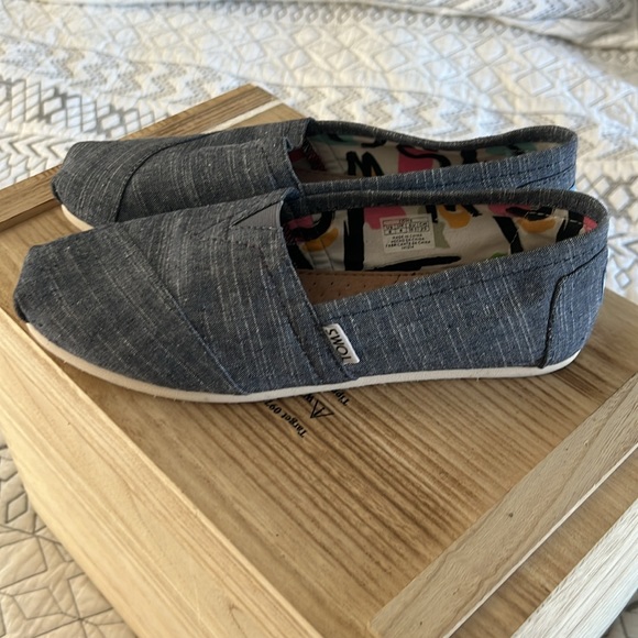 Women’s size 8 Toms - Picture 2 of 8